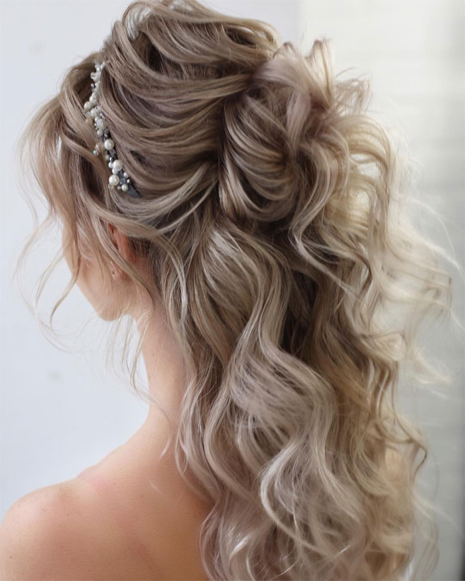 11 Gorgeous hairstyles for WAVY HAIR that perfect for any occasion - half up half down hairstyle #hairstyle #weddinghair #promhairstyle #prom #wedding