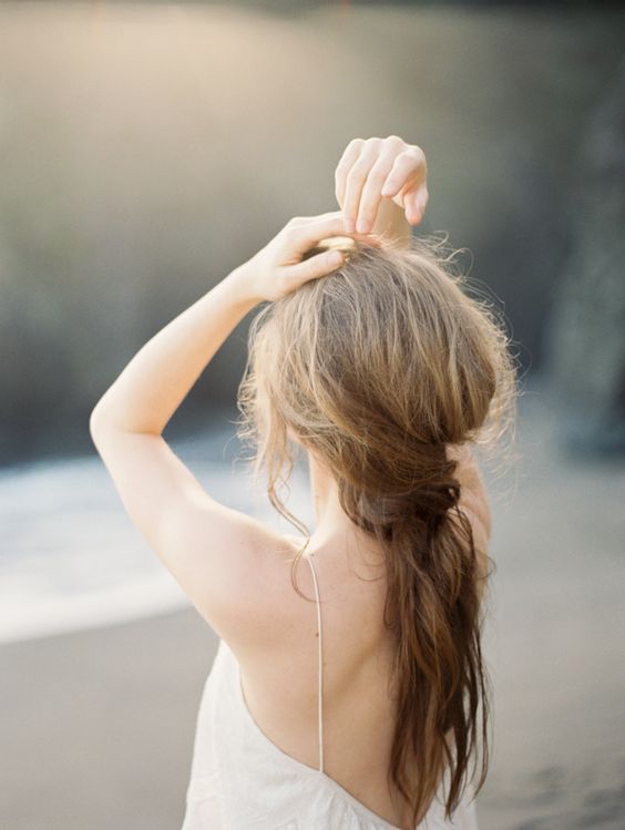 a wavy and voluminous high ponytail looks chic and feminine, besides it's a timeless solution