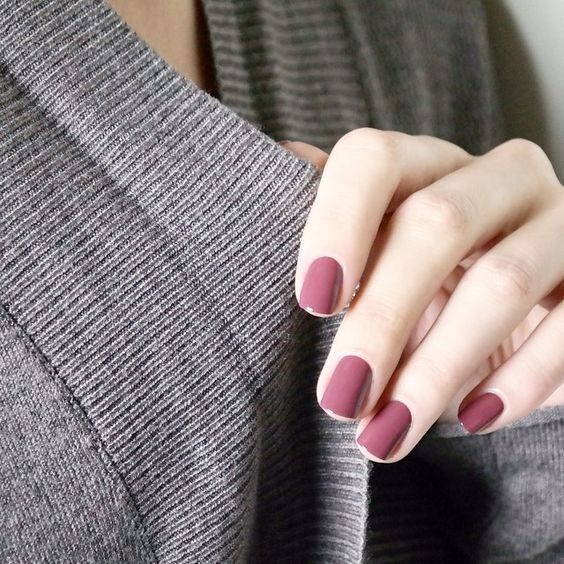 shiny and matte teal nails with silver glitter stripes in the middle to embrace the season and make a colorful statement