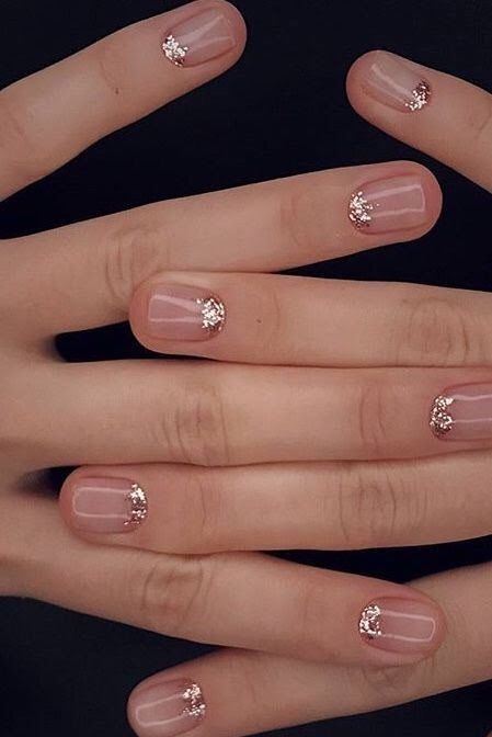 nude nails and two accent ones done with glitter are amazing for a refined bride who loves glam