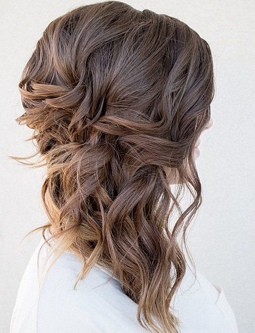 side swept wavy hairstyle looks very romantic and glam