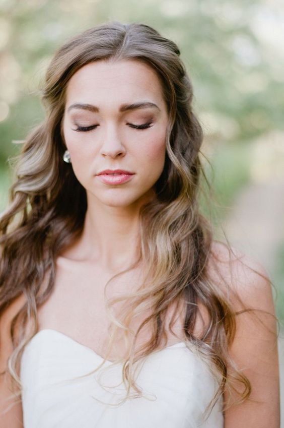 summer makeup with a bold pink lip and fake eyelashes for a stunning look