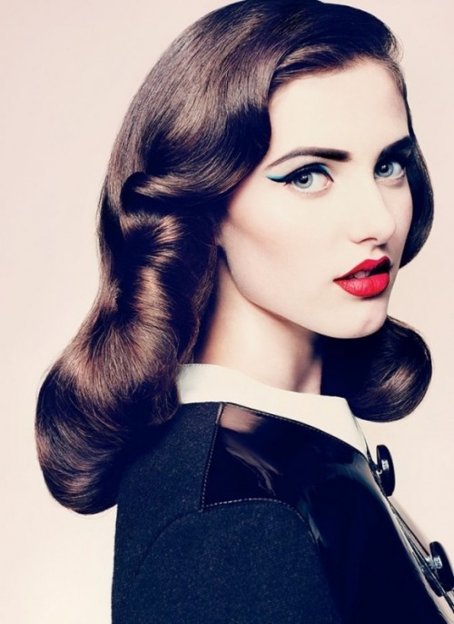 long amber hair in vintage curls looks very elegant and such a structure highlights the color of hair