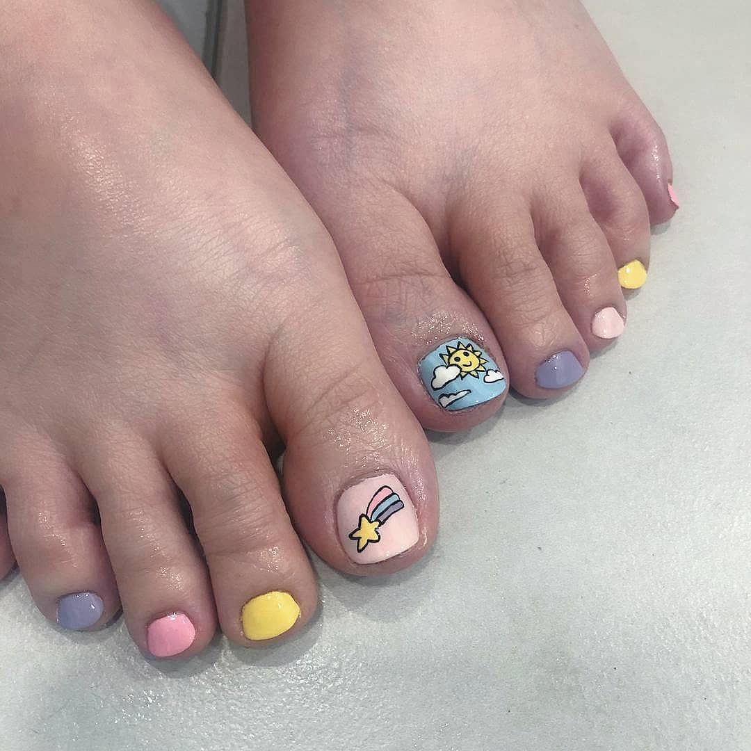 Sun and Star Designed Beautiful Toe Nail for Girls