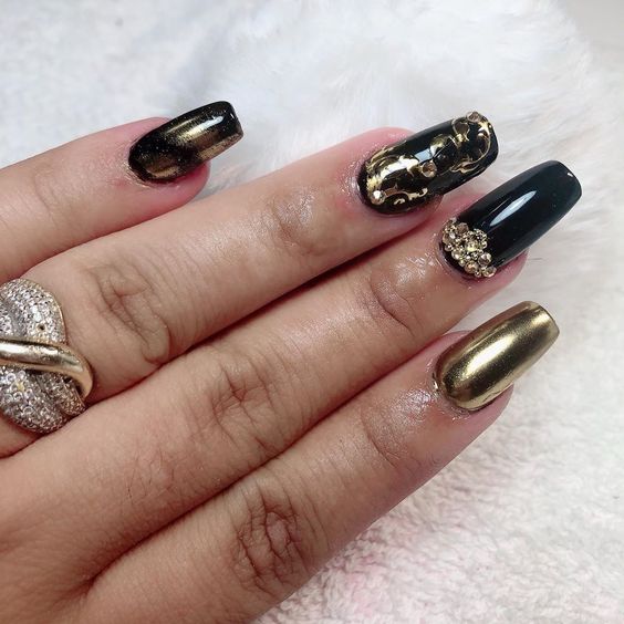 Black and Golden Amazing Nail Art for Squared Nails