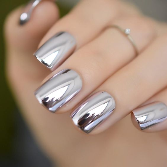 Metallic Silver Short Nails for Winter