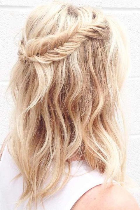 a wavy half updo with twists and braids is a simple and stylish idea, add texture to your hair for more chic