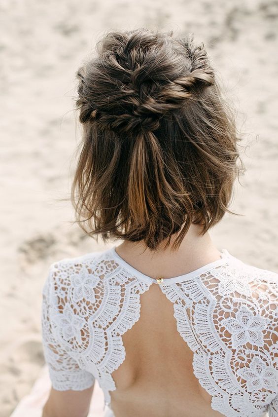 a vintage-inspired wavy hairstyle with a statement hairpiece is perfect for a refined vintage-inspired wedding