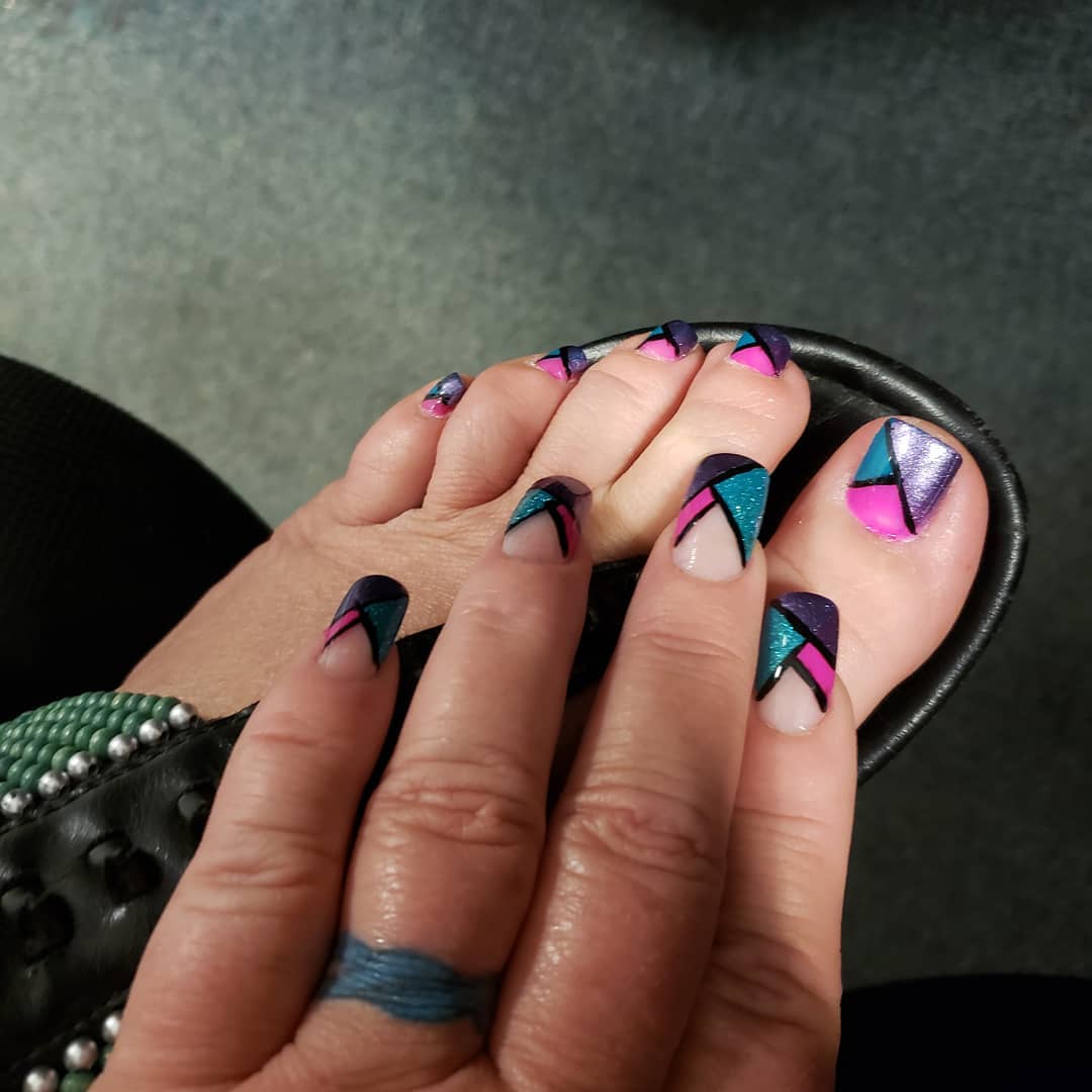 Foot and Hands Matching Zig Zag Nail Art Design