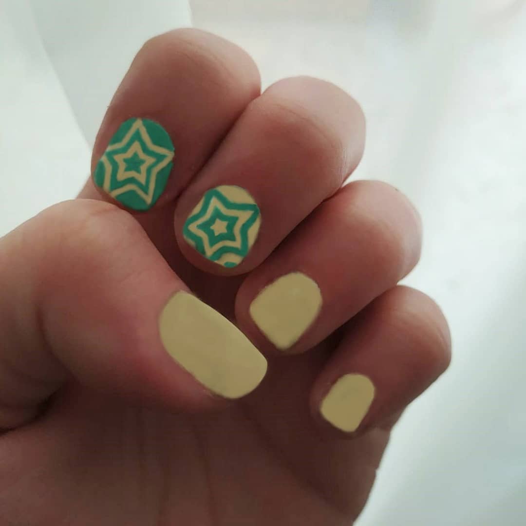 Minimalistic Star Design Short Nails