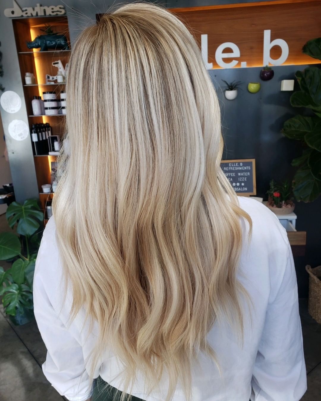 straight long blonde hairstyle