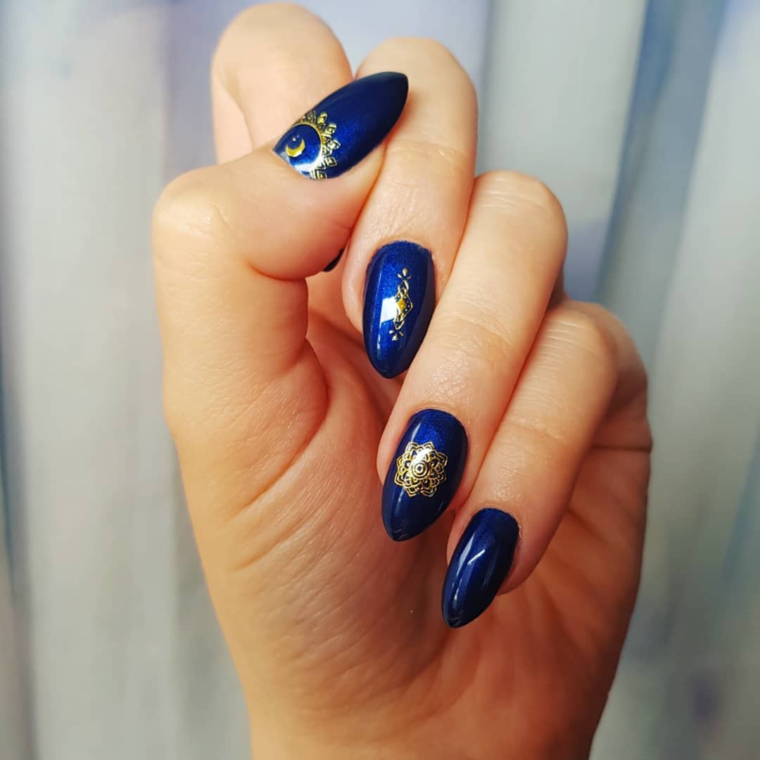 Marvelous Blue Nails with Golden Nail Art
