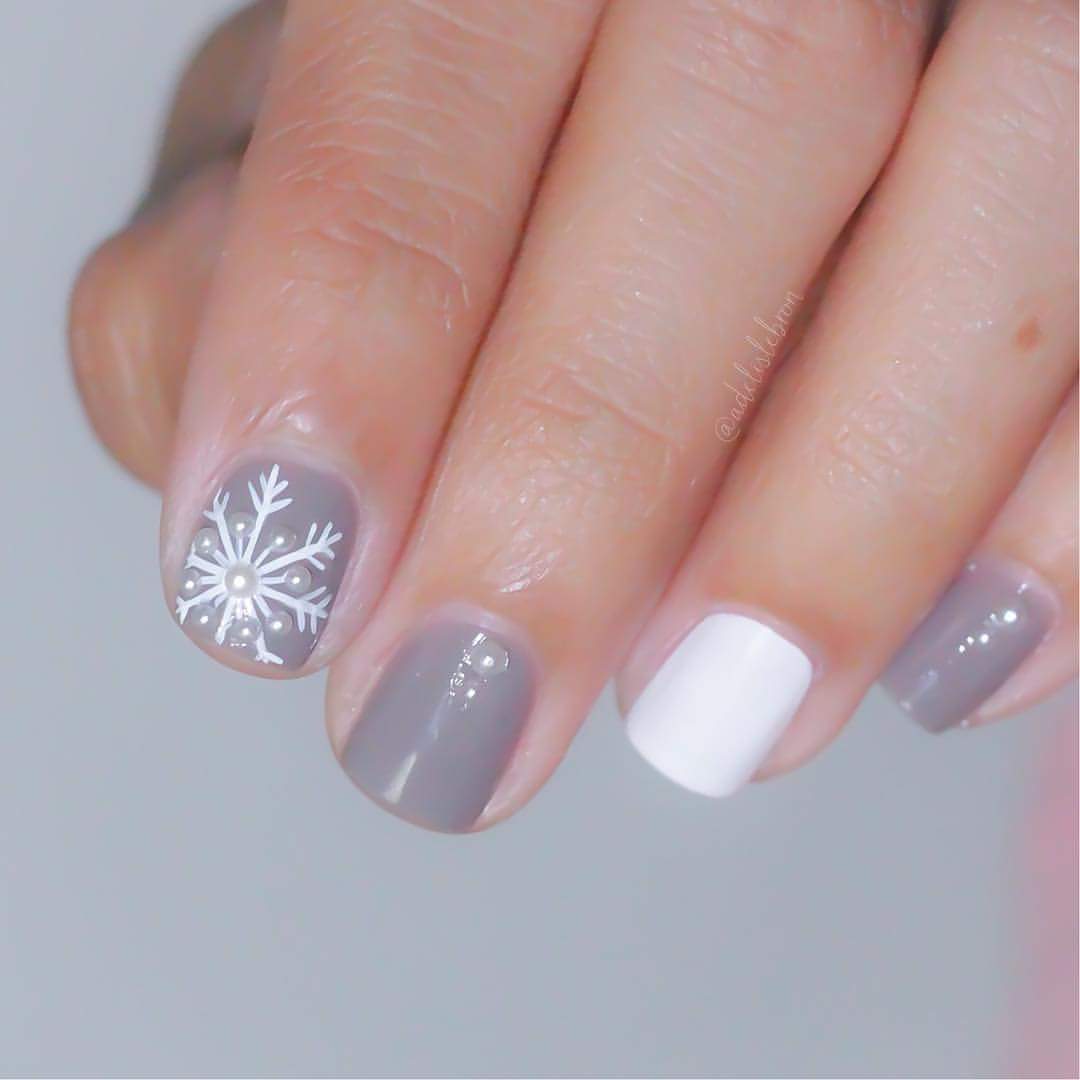 Acrylic Snowflakes Winter Break Short Square-Oval Nail Art in Matt Grey and White