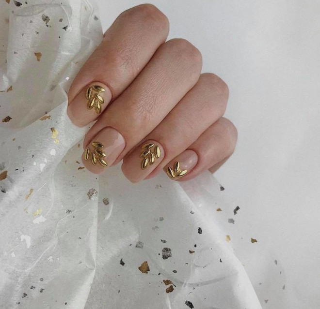 gold nails are perfect for the holiday season