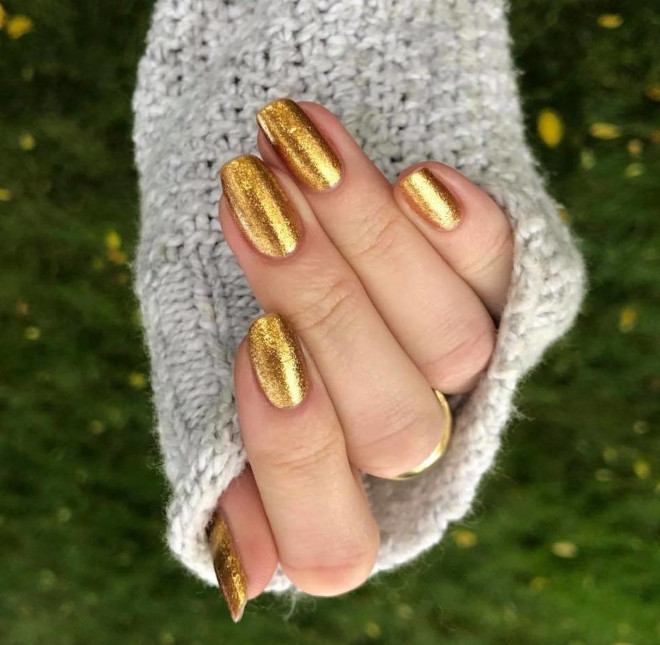 gold nails are perfect for the holiday season