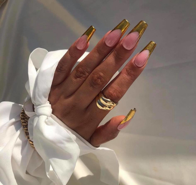 gold nails are perfect for the holiday season