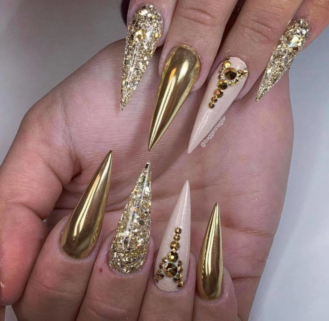 gold nails are perfect for the holiday season