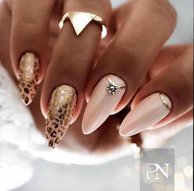 gold nails are perfect for the holiday season