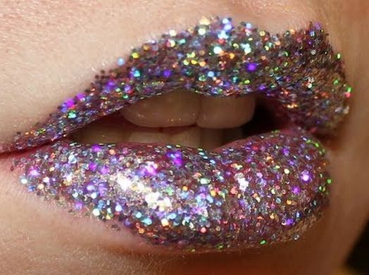 22 Beauty Tutorials For Dramatic Holiday Looks 11. 3D Glitter Lips: 