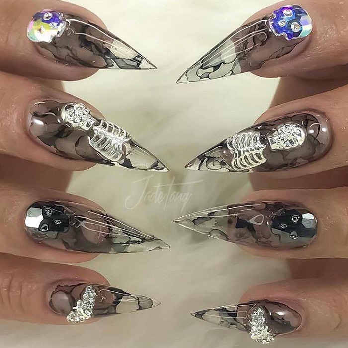 Insane-Halloween-Nail-Art-That-Will-Make-You-Swoon-creepy nails