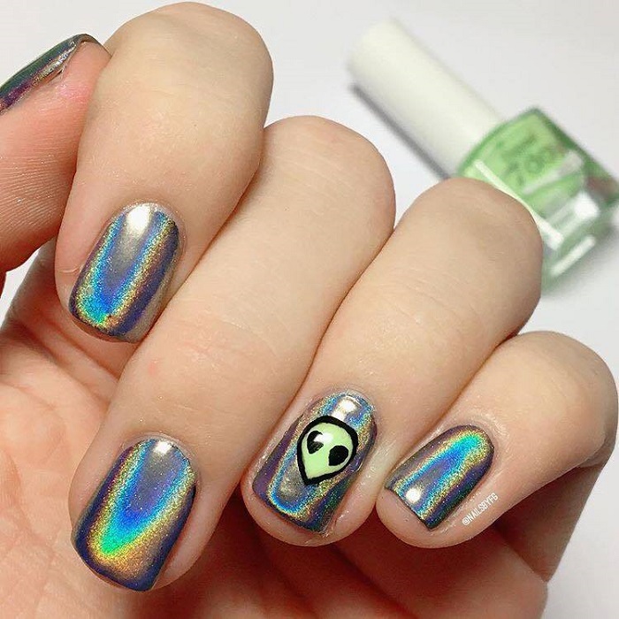 Insane-Halloween-Nail-Art-That-Will-Make-You-Swoon-chrome nails