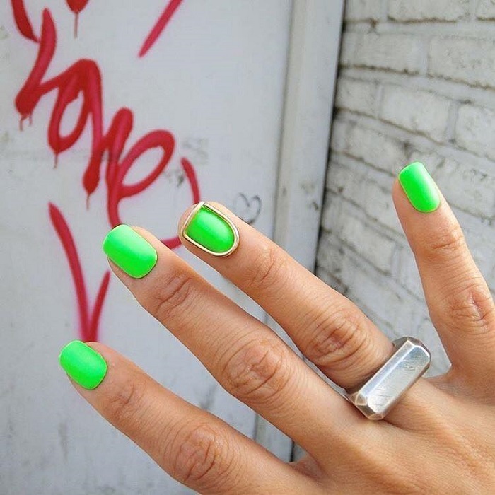 Neon-Nail-Designs-To-Finish-Off-Summer-With-Style green neon nails