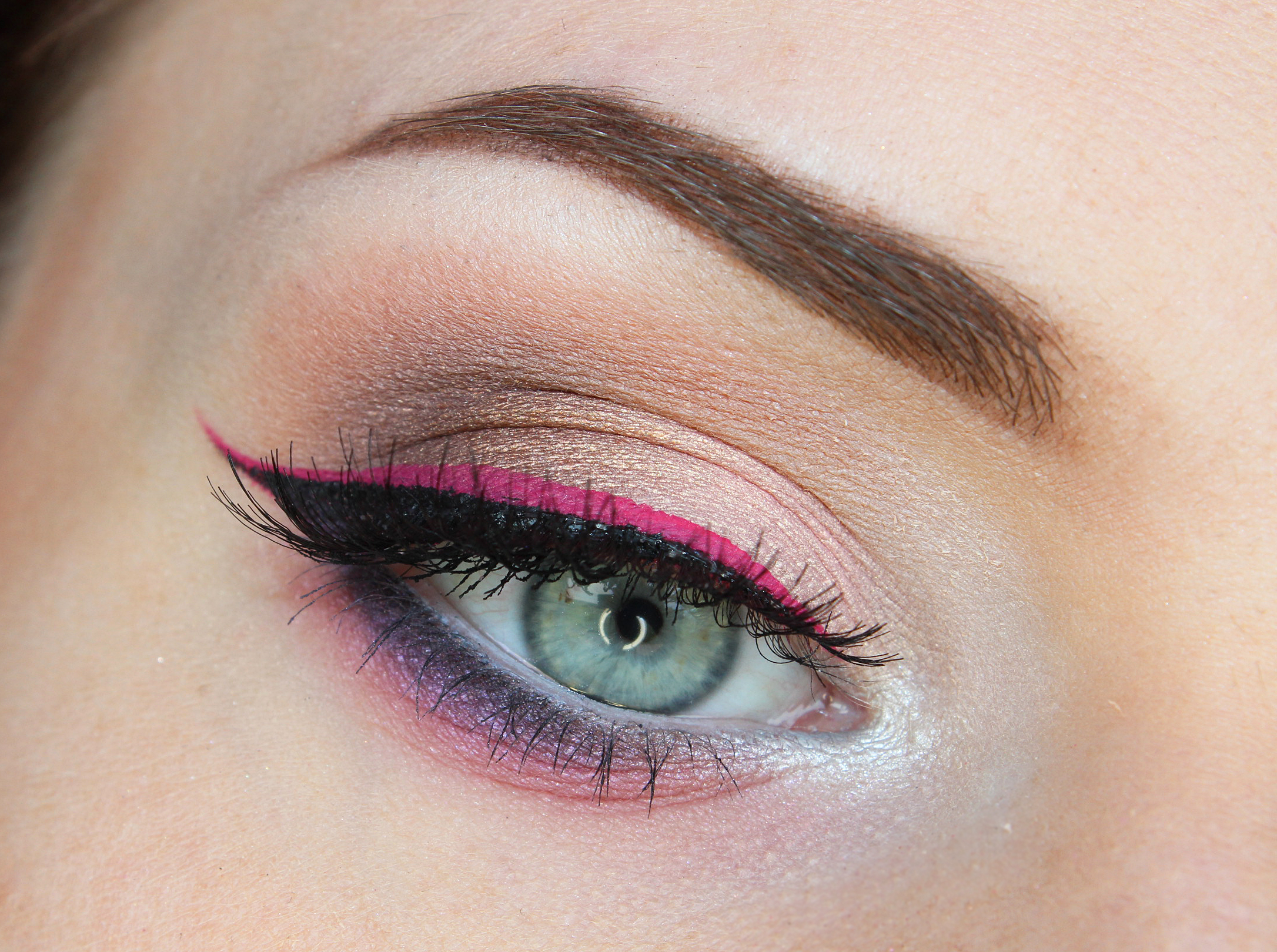 Pink lined wing with soft pink bottom liner