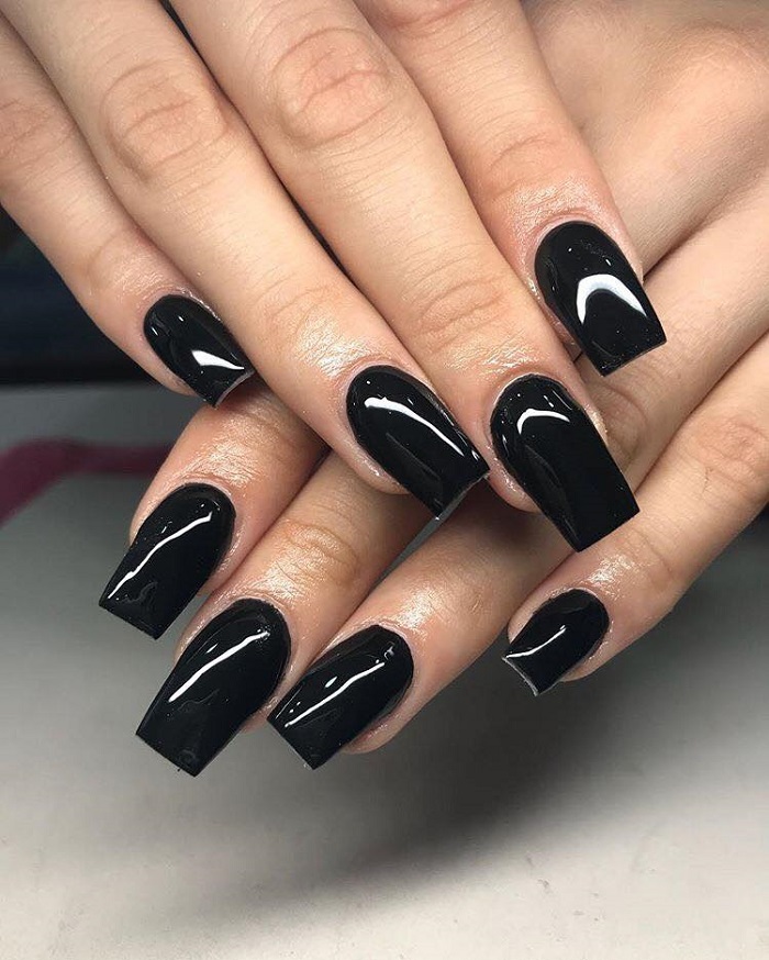 The-Biggest-Fall-2018-Nail-Trends-black nails