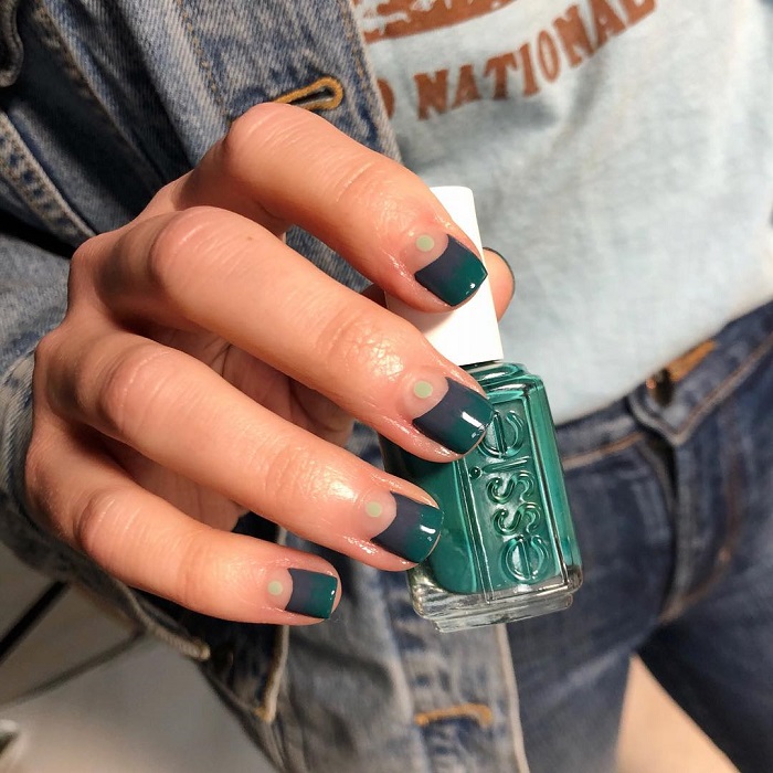 Trendy-Nail-Designs-You-Have-To-Try-This-Winter-green negative space nails