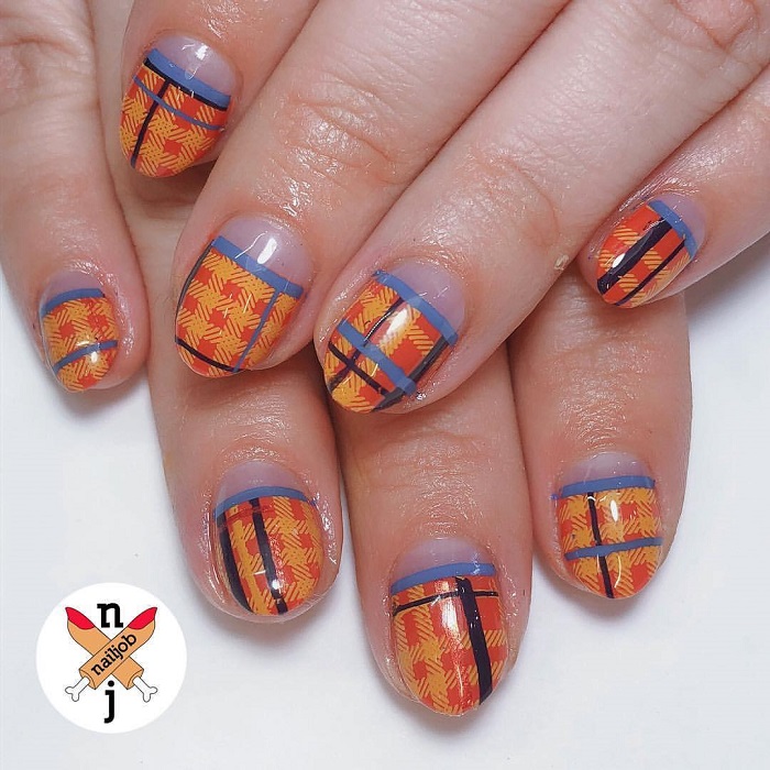 Trendy-Nail-Designs-You-Have-To-Try-This-Winter-plaid nails