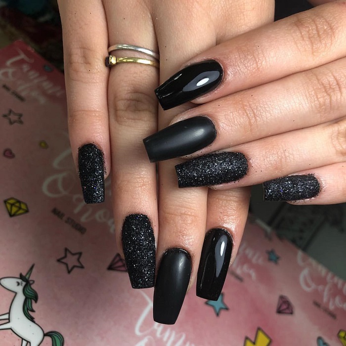 Trendy-Nail-Designs-You-Have-To-Try-This-Winter-black nails