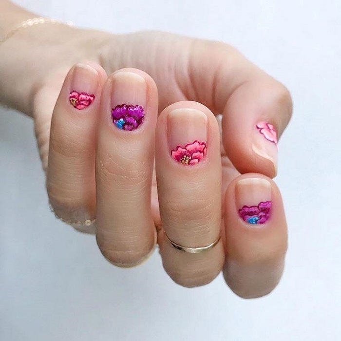 Upgrade-Your-Mani-With-These-Negative-Space-Nail-Art-Ideas-flowers