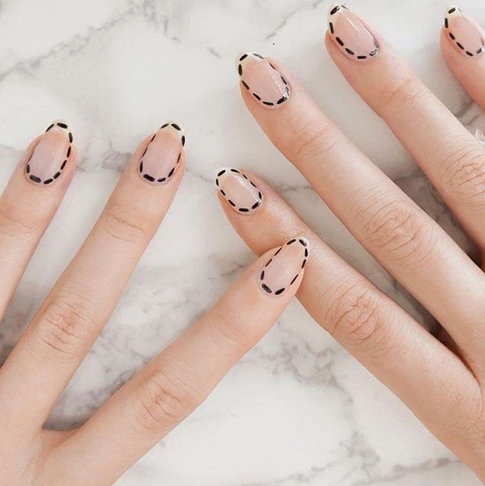 Upgrade-Your-Mani-With-These-Negative-Space-Nail-Art-Ideas-lines